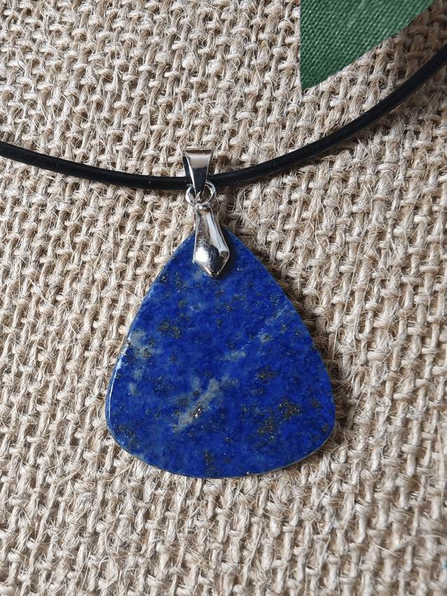 collier lapis lazulis sur fil de cuir