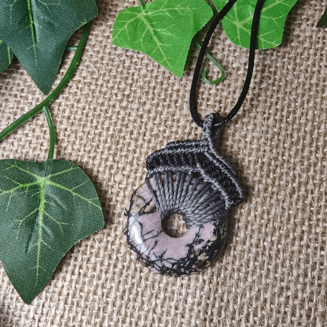 Collier micromacrame rhodonite gris